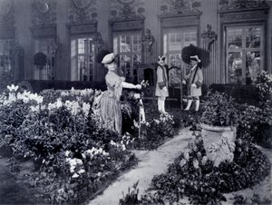 Rejane (Gabrielle Charlotte Reyu, conocida como) (1856-1920), comediante francesa llegando en una silla para usar un disfraz de baile en Nueva York en 1905 de Joseph Byron