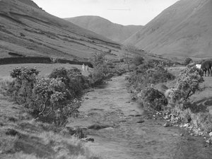 Un arroyo atraviesa el paisaje de Wastwater