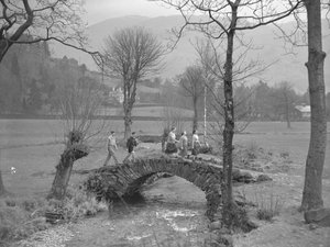 Grupo de jóvenes caminantes sobre un puente de Joseph Hardman