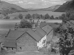 Casa en primer plano con vista de Ullswater más allá de Joseph Hardman