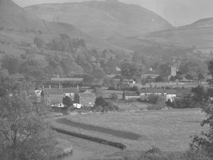 Orton Village edificios e iglesia; arquitectura; religiosa; eclesiástica; con fells detrás de Joseph Hardman