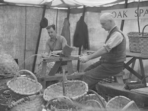 Dos cesteros a las yeguas en una exposición de Joseph Hardman