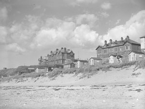 Vista desde la playa de Silloth de casetas de playa y casas a lo largo del mar; paisaje marino;frente de Joseph Hardman