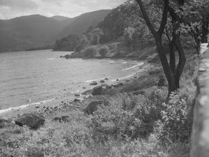 Vista de la orilla del lago y las colinas al fondo de Joseph Hardman