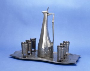 Un juego de licor de peltre de ocho piezas de Edelzinn de Joseph Maria Olbrich