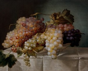 Bodegón con uvas en plato de porcelana