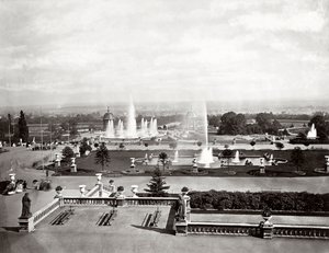 El Palacio de Cristal en Londres: terrazas y fuentes, c.1870 (foto en blanco y negro) de Joseph Paxton
