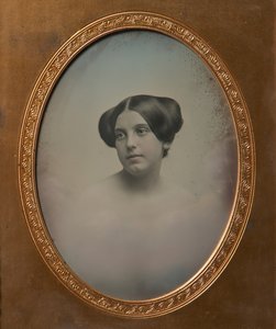 Joven con el cabello peinado en dos moños, 1850s