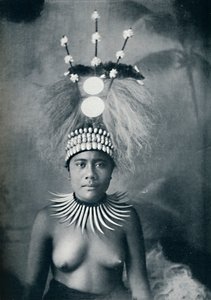 Una mujer samoana con un collar de dientes de cachalote y un tocado ceremonial de Josiah Martin