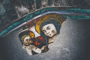 Virgen con el Niño, de la serie, María y Jesús en Savonna, 2015 (fotografía). de Joy Lions