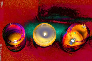 Soft Glow, de la serie Votive Candles, 2015 (fotografía) de Joy Lions