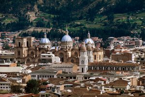 Vista de la Catedral de la Inmaculada Concepción o Catedral Nueva, diseño de Juan Bautista Stiehle (1829-1899), Cuenca (Lista del Patrimonio Mundial de la UNESCO