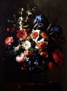 Iris, peonías, convolvuli y otras flores en una urna sobre un pedestal