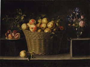Manzanas en una cesta de mimbre, una granada abierta en un plato de plata y rosas, lirios y otras flores en un jarrón de cristal, sobre una repisa de piedra.
