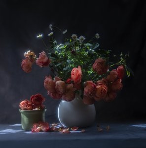 Naturaleza muerta con rosas melancólicas de Judy Tseng