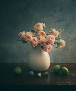 Naturaleza muerta con rosas rosas de Judy Tseng