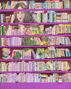 Mujer junto a una estantería llena de libros de colores