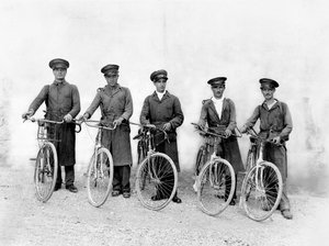 Los "Cinco Mosqueteros" de Spoleto, agentes de control de plagas, c.1930 (gelatina de plata) de Jules Brocherel