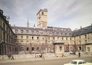 Fachada del Hotel de Ville, el antiguo Palais des Etats de Bourgogne de Jules Hardouin Mansart