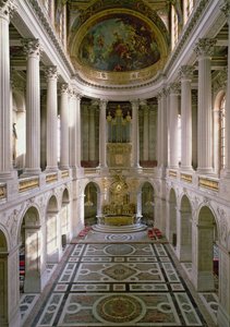 La Capilla Real mirando al este, completada por Robert de Cotte (1656-1735) comenzada en 1699 según los planos preparados en 1689, dedicada en 1710 de Jules Hardouin Mansart