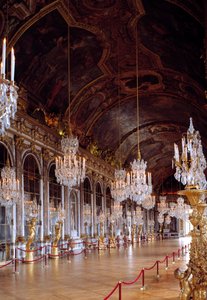 Vista de la Galería de los Espejos en Versalles restaurada, construida en 1678 por Jules-Hardouin Mansart. Château de Versailles