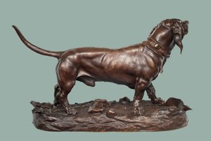 Un Basset Hound (bronce con pátina marrón)