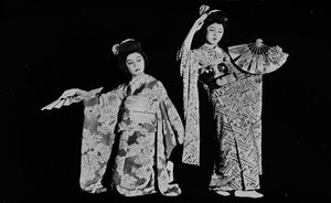 Bailarina Kimi-chiyo asistiendo a casi todas las fiestas de estilo japonés en Tokio c. 1900, 1921