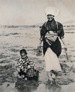 Cavando almejas en la marea baja en la bahía de Tokio, c1900 de Julian Leonard Street