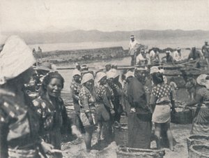 Tai-no-ura - barcos de pesca, hombres y mujeres con redes y cestas, c1900