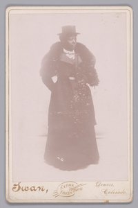 Tarjeta de gabinete de una mujer no identificada con sombrero de copa y estola de piel, ca. 1895