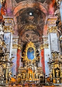 Interior de una iglesia ornamentada de Justyna Jaszke