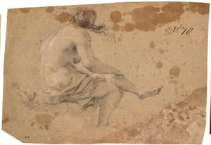 Modelo femenina sentada de espaldas parcialmente, con la pierna izquierda apoyada en el brazo derecho, sobre la rodilla derecha y con un drapeado suelto alrededor de la parte inferior del cuerpo