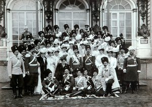 Familia Imperial Rusa fuera del Palacio de Catalina, Tsarskoye Selo, Rusia, principios del siglo XX de K. von Hahn