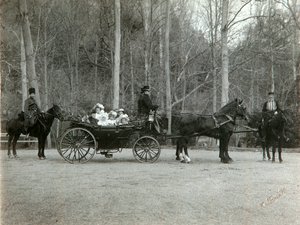 El Zar Nicolás II de Rusia con su familia en el parque de Tsarskoye Selo, Rusia, 1900s de K. von Hahn