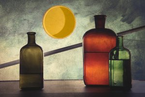 Naturaleza muerta con botellas de colores de Kádár István