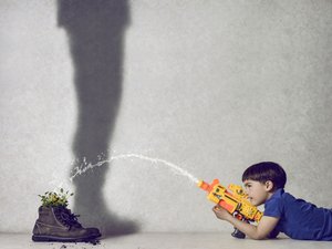 El niño, el agua, la planta y la sombra de Karim Aboukelela