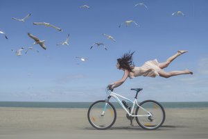 Bicicleta de playa «Flying Woman» de Karim Aboukelela