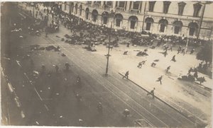 Tropas del gobierno disparando a manifestantes, 4 de julio de 1917, 1917 de Karl Karlovich Bulla