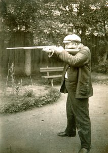 Autor ruso Alexander Kuprin disparando, Gatchina, Rusia, principios del siglo XX