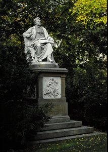 Monumento en homenaje al compositor austríaco Franz Peter Schubert (1797-1828). Escultura de Karl Kundmann (1838-1919) 1872. Viena, Stadtpark, Austria de Karl Kundmann
