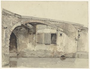 Antiguo puente con casa o ventanas de sótano bajo el muelle