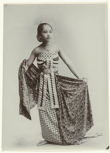 Retrato de estudio de un bailarín javanés retrato, de, un, joven, mujer javanesa, en, sarong