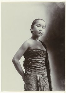 estudio, retrato, de, un, javanés, mujer Retrato de estudio de una joven mujer javanesa en un sarong con un motivo batik de Kassian Cephas