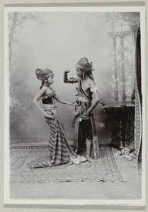 Retrato de estudio de dos bailarines javaneses con ropa tradicional y maquillaje