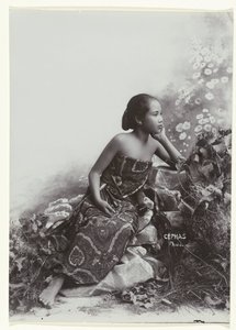 Retrato de estudio de una joven javanesa sentada