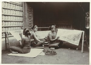 Tres mujeres javanesas dibujando diseños batik sobre tela Tres mujeres javanesas en sarong hacen patrones de batik en tela