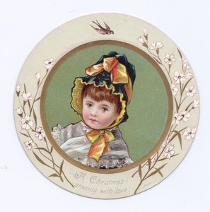Tarjeta de felicitación victoriana de un niño con su brazo alrededor de una niña mirando un libro, c.1880