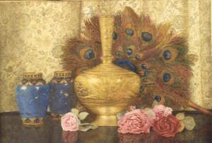 Regalos orientales: jarrón cloisonné, plumas de pavo real, rosas de damasco y jarrón indio