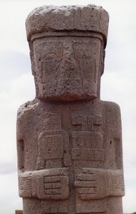 Monolito de Ponce en pie en Kalasasay, la zona del templo del yacimiento precolombino, construido entre los siglos VIII y X d.C. (foto) (véase también 138751) de Katie Attenborough