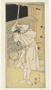 el actor Otani Oniji con la espada levantada, de pie junto a la puerta; por la noche.